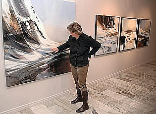 va Solberg med en av sine mange utstillinger.